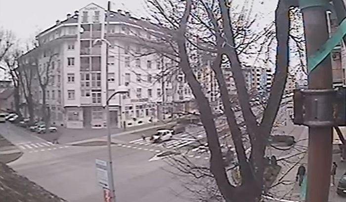 VIDEO: Udario dve devojčice na pešačkom prelazu VIDEO: Udario dve devojčice na pešačkom prelazu