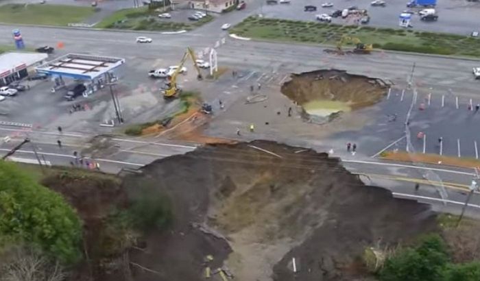 VIDEO: Ogromna rupa na putu u Oregonu VIDEO: Ogromna rupa na putu u Oregonu