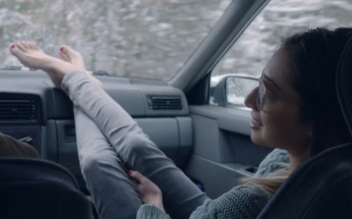 VIDEO: Zašto nikada ne treba podizati stopala na komandnu tablu automobila VIDEO: Zašto nikada ne treba podizati stopala na komandnu tablu automobila