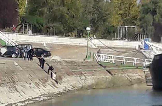 Devojka skočila s keja u Dunav, spasili je policajci Devojka skočila s keja u Dunav, spasili je policajci