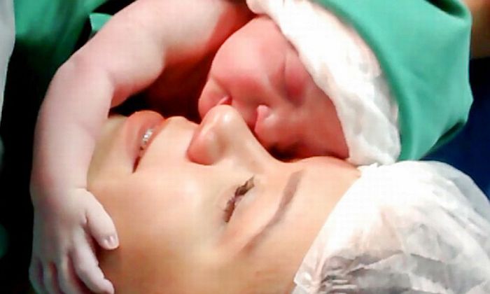 VIDEO: Tek rođena beba grli mamu VIDEO: Tek rođena beba grli mamu
