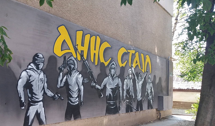 FOTO: Niko ne sme da ukloni mural sa naoružanim kriminalcima na Adamovićevom naselju FOTO: Niko ne sme da ukloni mural sa naoružanim kriminalcima na Adamovićevom naselju