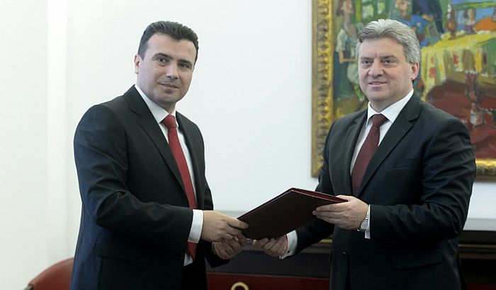 Ivanov uručio Zaevu mandat za formiranje vlade Makedonije Ivanov uručio Zaevu mandat za formiranje vlade Makedonije