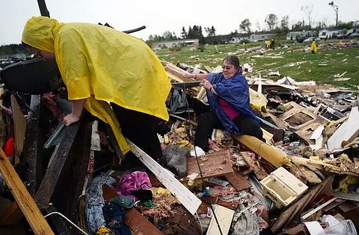 FOTO, VIDEO: Najmanje dvoje mrtvih u naletu tornada u SAD FOTO, VIDEO: Najmanje dvoje mrtvih u naletu tornada u SAD