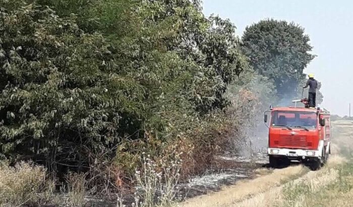 Pančevo: Ugašen požar uz rafinerijsku prugu Pančevo: Ugašen požar uz rafinerijsku prugu