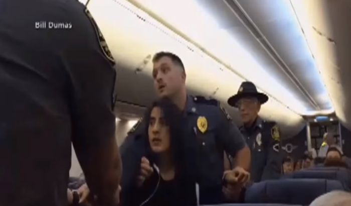 VIDEO: Izbacili putnicu iz aviona jer je alergična na pse VIDEO: Izbacili putnicu iz aviona jer je alergična na pse