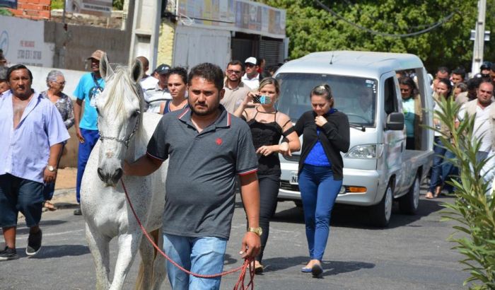FOTO: Konj naslonio glavu na sanduk svog preminulog vlasnika FOTO: Konj naslonio glavu na sanduk svog preminulog vlasnika