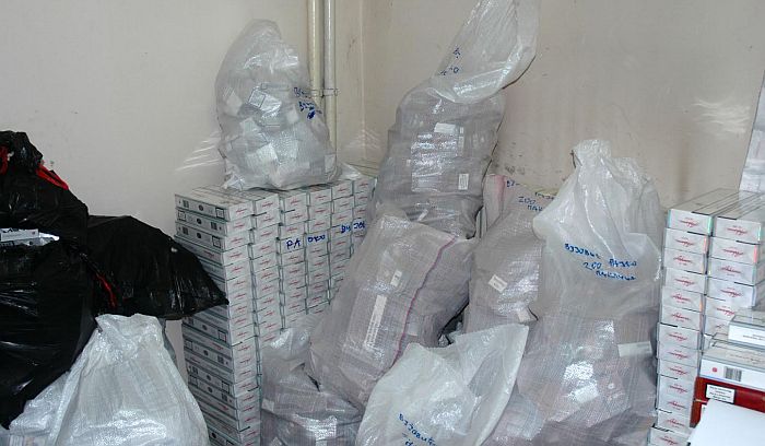 Zrenjanin: Uhapšen zbog 22.440 pakli cigareta bez markica Zrenjanin: Uhapšen zbog 22.440 pakli cigareta bez markica