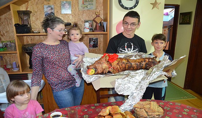 Petočlana porodica osvojila pečeno prase na Radiju 021 i podelila ga s komšijom Petočlana porodica osvojila pečeno prase na Radiju 021 i podelila ga s komšijom