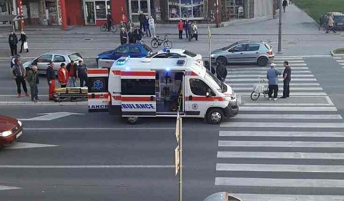FOTO: Teška saobraćajka na Telepu, dvoje starijih povređeno FOTO: Teška saobraćajka na Telepu, dvoje starijih povređeno