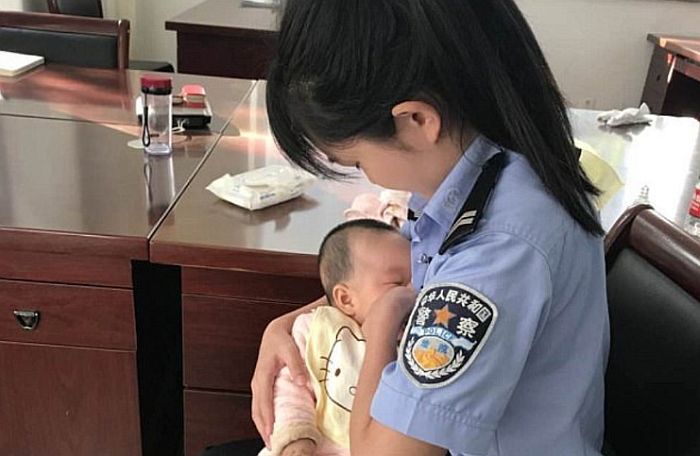 FOTO: Policajka podojila bebu osumnjičene FOTO: Policajka podojila bebu osumnjičene