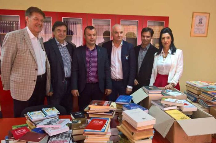Novi Sad poklonio biblioteci u Srebrenici 3.000 knjiga Novi Sad poklonio biblioteci u Srebrenici 3.000 knjiga