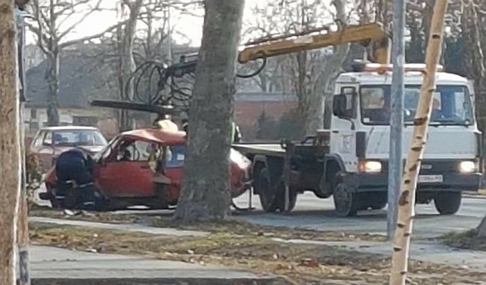 FOTO: Petoro povređeno u udesima u centru, na Futoškom i Kaćkom putu FOTO: Petoro povređeno u udesima u centru, na Futoškom i Kaćkom putu