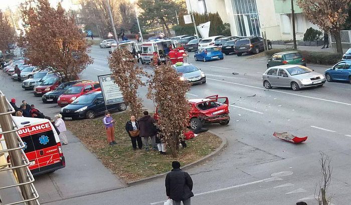 FOTO: Hitna pomoć se sudarila u Cara Dušana, petoro povređeno FOTO: Hitna pomoć se sudarila u Cara Dušana, petoro povređeno