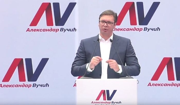 SNS aktivista poginuo lepeći plakate, na mitingu u Novom Sadu autobusi iz cele Srbije SNS aktivista poginuo lepeći plakate, na mitingu u Novom Sadu autobusi iz cele Srbije