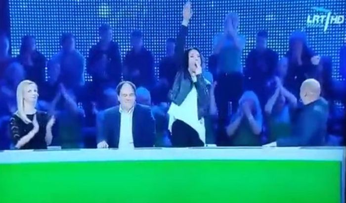 VIDEO: Televizija se izvinila zbog nacističkog pozdrava glumice VIDEO: Televizija se izvinila zbog nacističkog pozdrava glumice