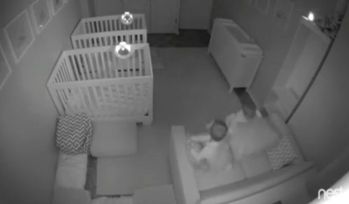 VIDEO: Blizanci čekali da roditelju odu na spavanje, pa pravili haos VIDEO: Blizanci čekali da roditelju odu na spavanje, pa pravili haos