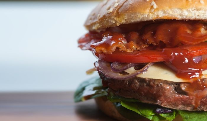 Kupila hamburger vredan 10.000 dolara Kupila hamburger vredan 10.000 dolara