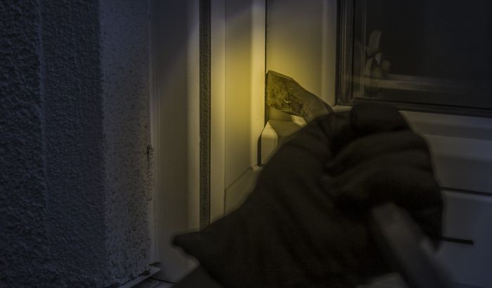Lopov skočio sa drugog sprata i slomio nogu, pozvao 911, pa uhapšen Lopov skočio sa drugog sprata i slomio nogu, pozvao 911, pa uhapšen