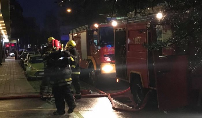 VIDEO, FOTO: Požar u garaži na Podbari, stanari evakuisani VIDEO, FOTO: Požar u garaži na Podbari, stanari evakuisani