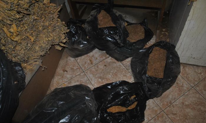 Novosadska policija na pijaci zaplenila 10 kg nelegalnog duvana i cigarete Novosadska policija na pijaci zaplenila 10 kg nelegalnog duvana i cigarete