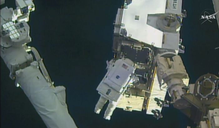 VIDEO, FOTO: Astronauti u svemirskoj šetnji promenili baterije VIDEO, FOTO: Astronauti u svemirskoj šetnji promenili baterije