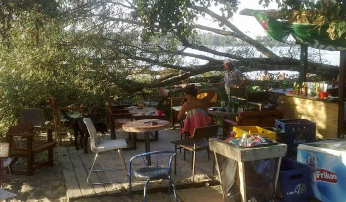 FOTO: Veliko drvo se obrušilo na kafić na Oficircu FOTO: Veliko drvo se obrušilo na kafić na Oficircu
