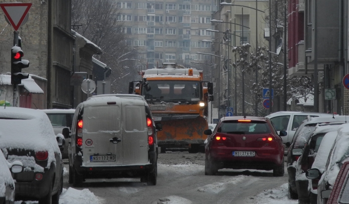 VIDEO, FOTO: Saobraćaj u Novom Sadu usporen zbog snega VIDEO, FOTO: Saobraćaj u Novom Sadu usporen zbog snega