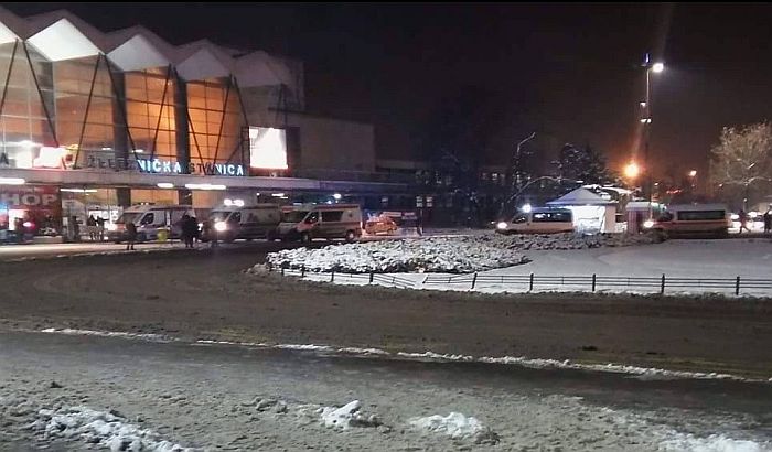 Sudar putničkog i teretnog voza u Novom Sadu, više od 20 povređenih Sudar putničkog i teretnog voza u Novom Sadu, više od 20 povređenih