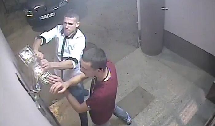 VIDEO: Vandalima za lomljenje interfona 60 dana zatvora VIDEO: Vandalima za lomljenje interfona 60 dana zatvora