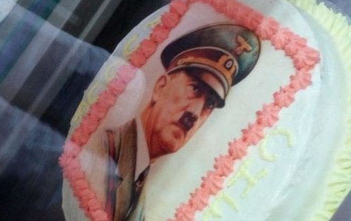FOTO: Hitler na torti u izlogu poslastičarnice FOTO: Hitler na torti u izlogu poslastičarnice