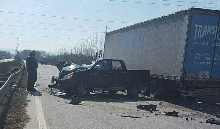 FOTO: Automobil smrskan u sudaru s kamionom, vozači lakše povređeni FOTO: Automobil smrskan u sudaru s kamionom, vozači lakše povređeni