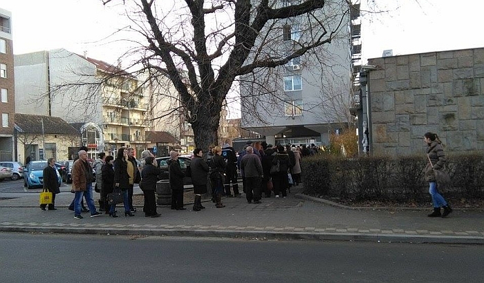 Jedina filijala RFZO u Novom Sadu radi produženo zbog gužvi Jedina filijala RFZO u Novom Sadu radi produženo zbog gužvi