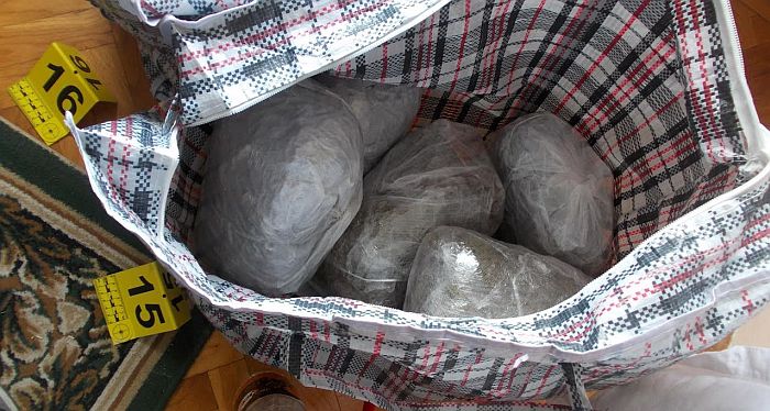 FOTO: Novosadska policija zaplenila 11 kg marihuane, pištolj i municiju FOTO: Novosadska policija zaplenila 11 kg marihuane, pištolj i municiju