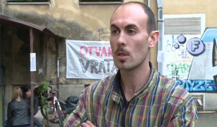 Pripadnici Vojske pokušali da izbace građane iz napuštenog vojnog objekta pretvorenog u društveni centar Pripadnici Vojske pokušali da izbace građane iz napuštenog vojnog objekta pretvorenog u društveni centar