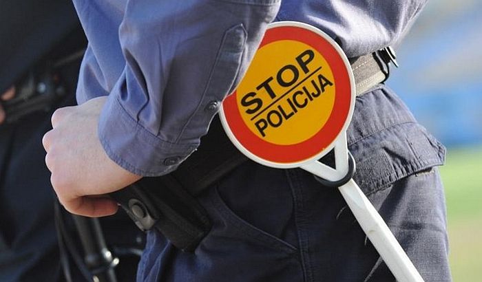 Prilikom hapšenja napao policajce i bacio kesu sa kokainom Prilikom hapšenja napao policajce i bacio kesu sa kokainom
