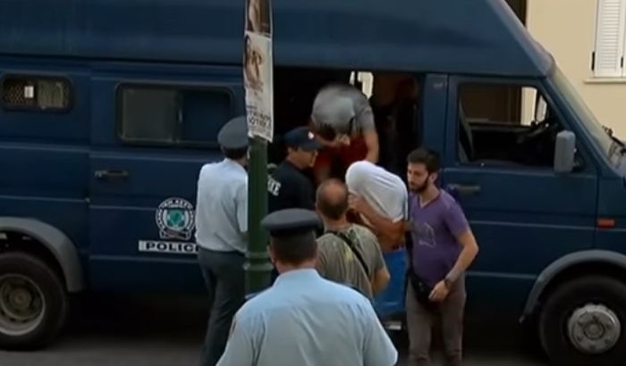 Optuženi za ubistvo na Zakintosu koji se brane sa slobode stigli u Beograd Optuženi za ubistvo na Zakintosu koji se brane sa slobode stigli u Beograd