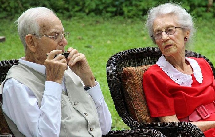 Proveli 75 godina u braku i umrli istog dana, u istoj bolnici Proveli 75 godina u braku i umrli istog dana, u istoj bolnici