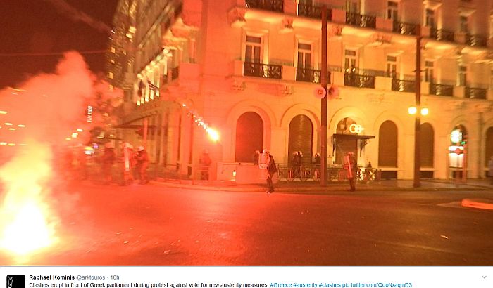 Neredi u Atini, parlament gađali molotovljevim koktelima Neredi u Atini, parlament gađali molotovljevim koktelima