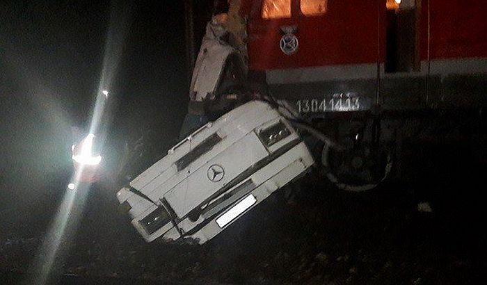 U sudaru voza i autobusa u Rusiji 19 poginulih U sudaru voza i autobusa u Rusiji 19 poginulih