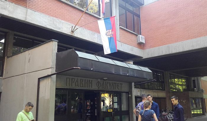 Tradicionalna zastava Vojvodine već na Pravnom fakultetu iako još nije usvojena Tradicionalna zastava Vojvodine već na Pravnom fakultetu iako još nije usvojena
