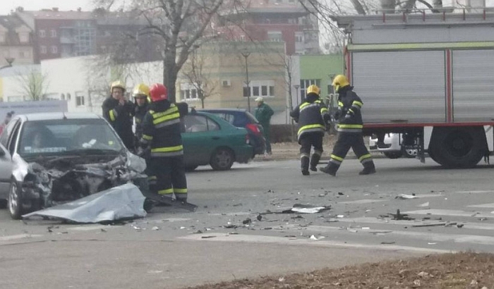 FOTO: Džip naleteo na automobil kod Kampusa, dvoje povređeno FOTO: Džip naleteo na automobil kod Kampusa, dvoje povređeno