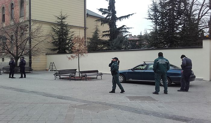 FOTO: Uklonjen grafit o Stepincu sa ograde oko Vladičanskog dvora FOTO: Uklonjen grafit o Stepincu sa ograde oko Vladičanskog dvora