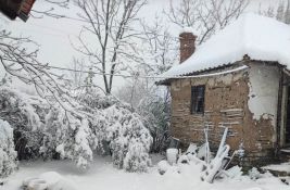 MUP: Pojedini putevi neprohodni zbog snega, delovi Srbije bez struje