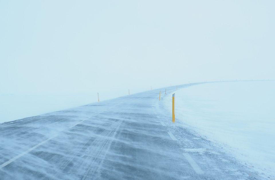 AMSS upozorio vozače na sneg i poledicu u više delova Srbije 