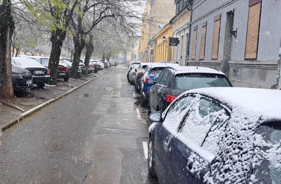 Aprilski sneg aktivirao Zimsku službu: Putevi u NS prohodni, autobusi GSP-a ne idu za Vrdnik