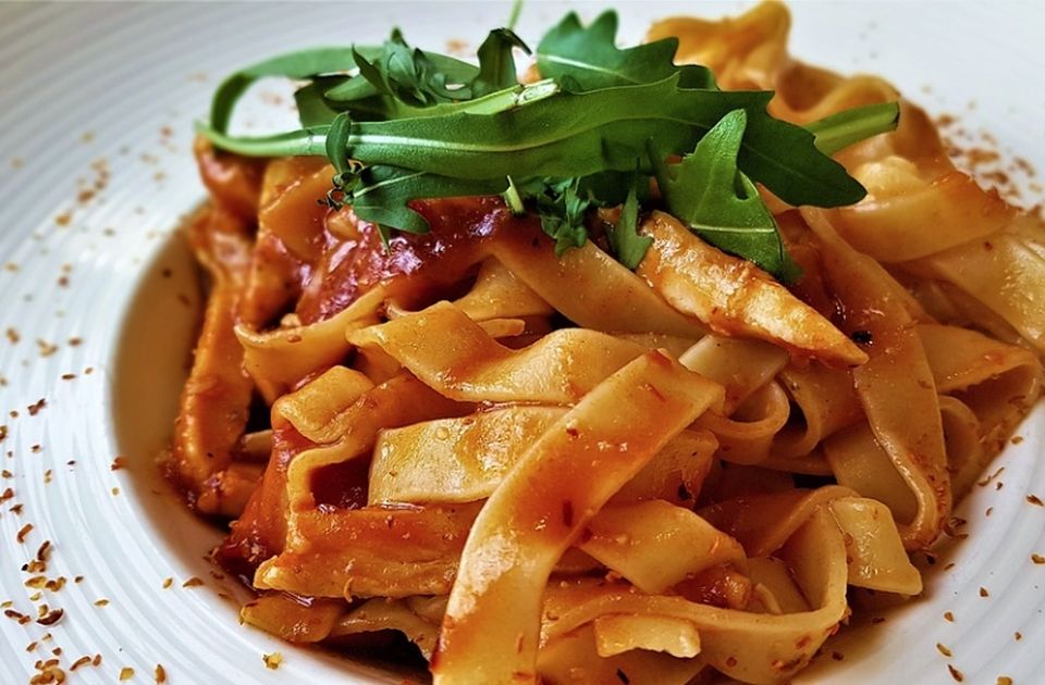 Ukusna pasta bez mesa: Taljatele u sosu od paradajza i belog luka