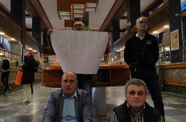 FOTO: Radnici pošte počeli štrajk glađu u Beogradu