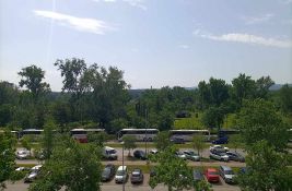 Kolona autobusa na Limanu pred miting SNS-a