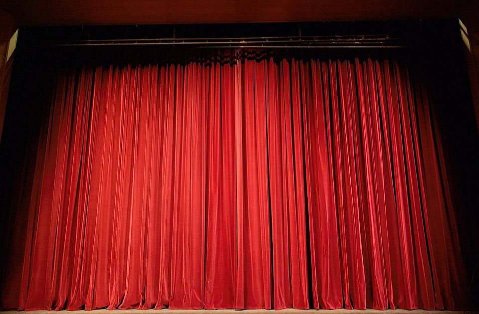 Predstava "Kompletna istorija pozorišta (ukratko)" premijerno u utorak u SKC-u